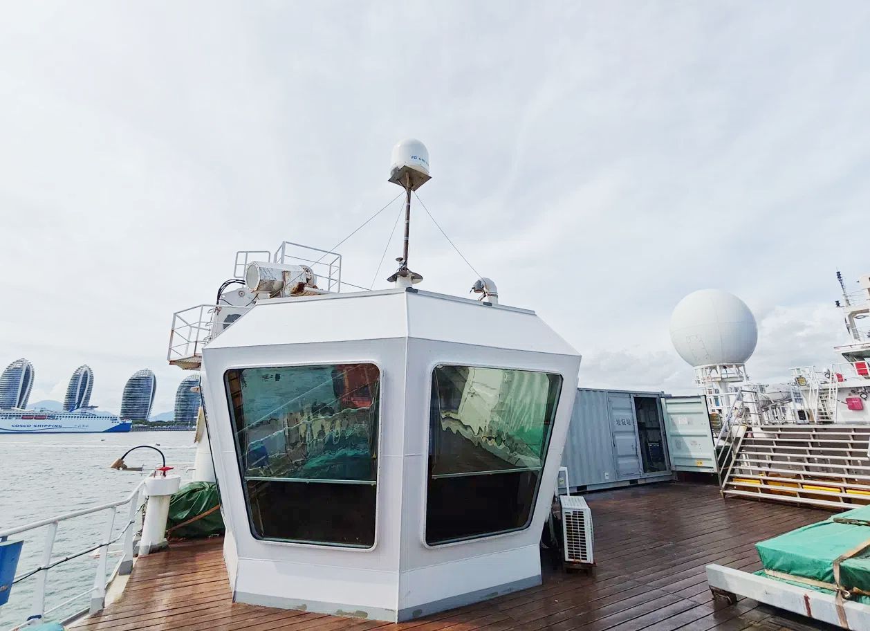 位于探索二號科考船只頂部的船載動中通設備